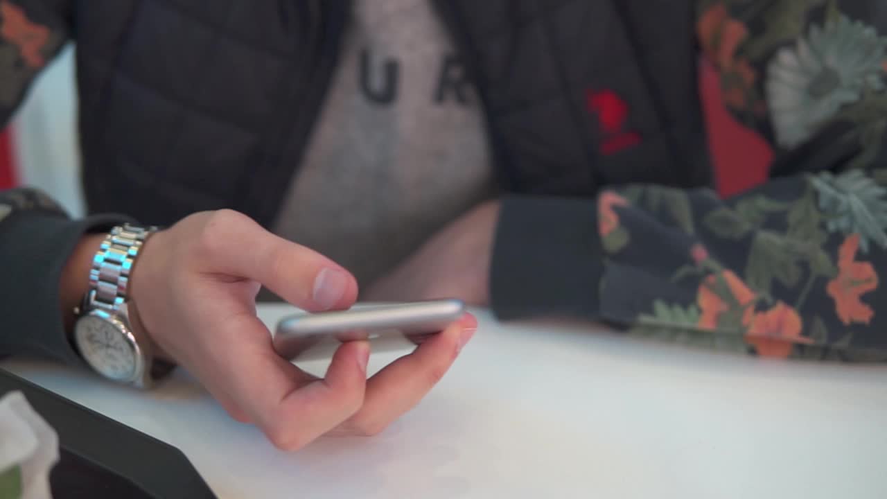潮人用触屏智能手机的手视频下载