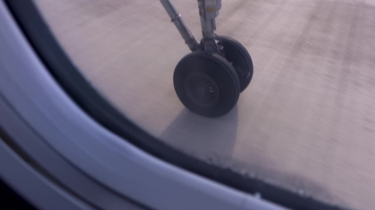 飞机沿着机场跑道滑行视频下载