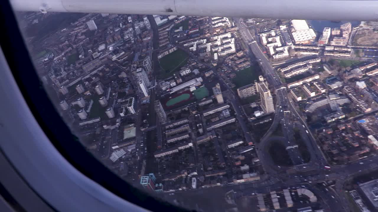 飞机在云端飞行，下面是伦敦的城市景观视频下载