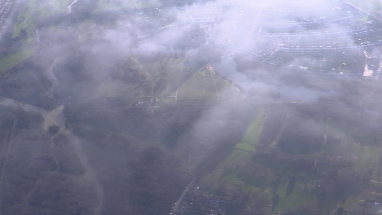 飞机在云端飞行，下面是伦敦的城市景观视频下载