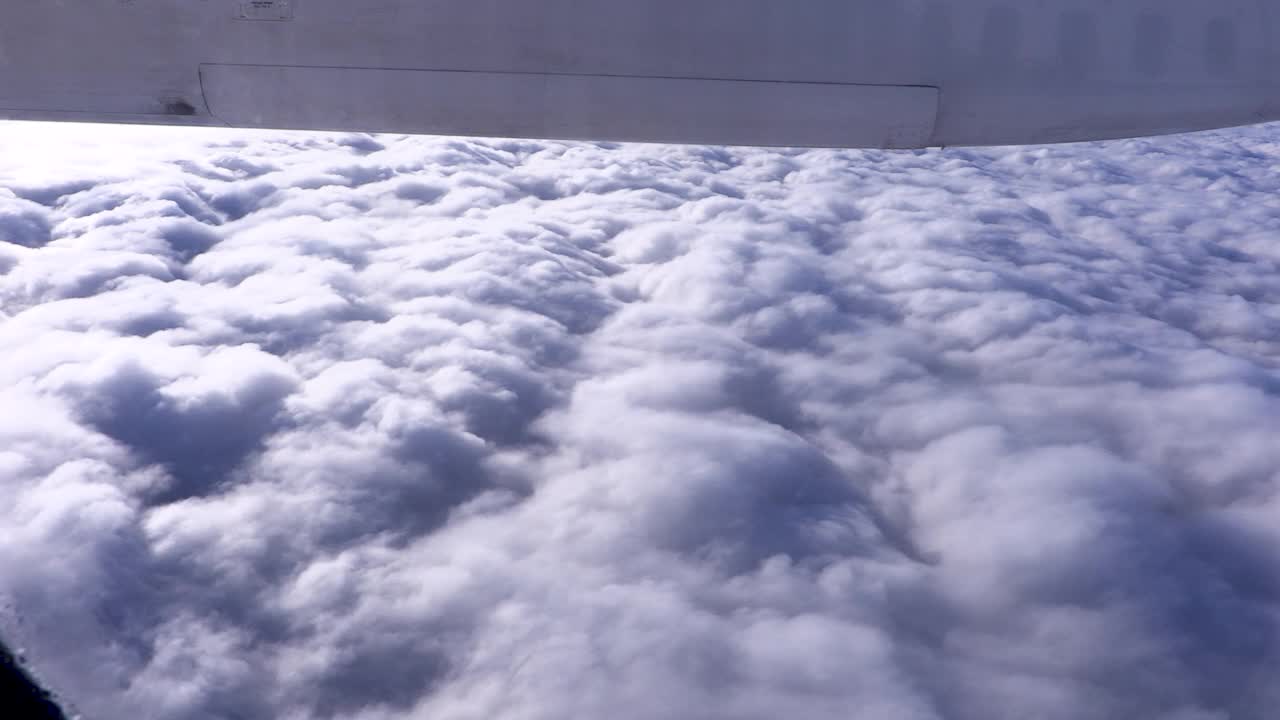 飞机在云上高速飞行视频下载