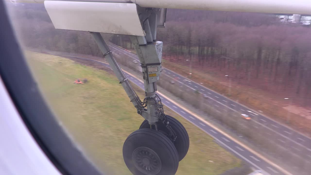 用起落架在机场降落的飞机视频下载