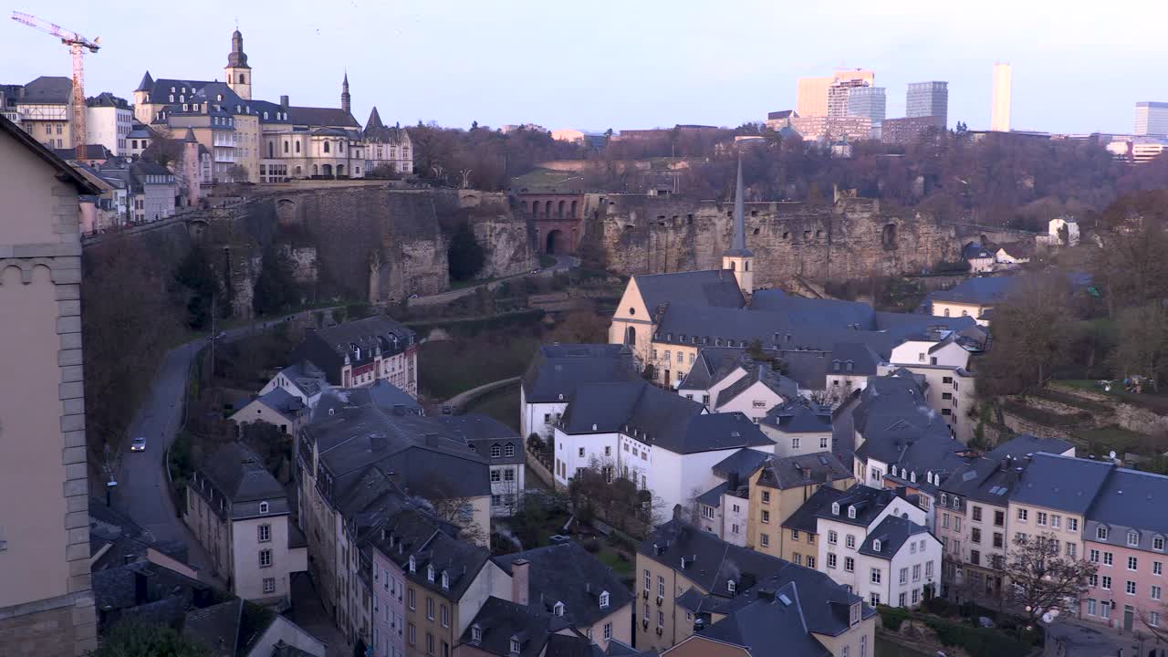 冬季拍摄的卢森堡老城景观视频下载