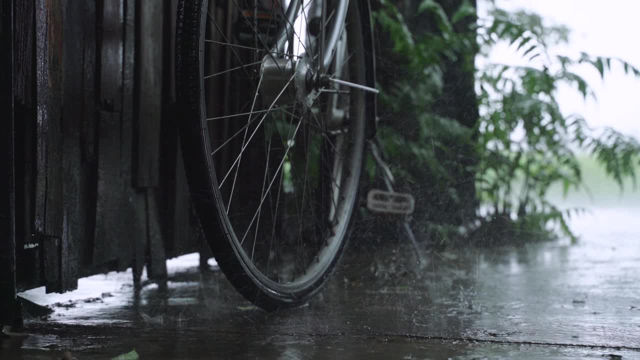 老式自行车停放在雨中视频下载