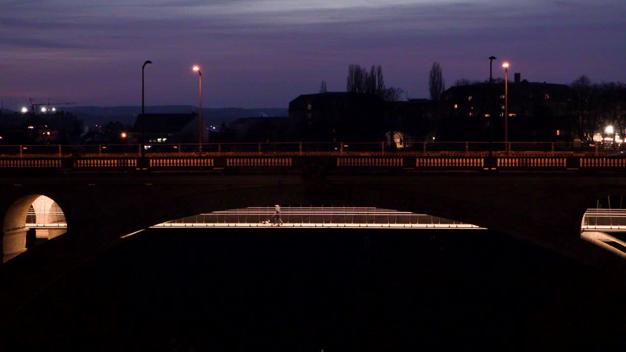 卢森堡城市阿道夫大桥上的交通和行人在夜间视频下载
