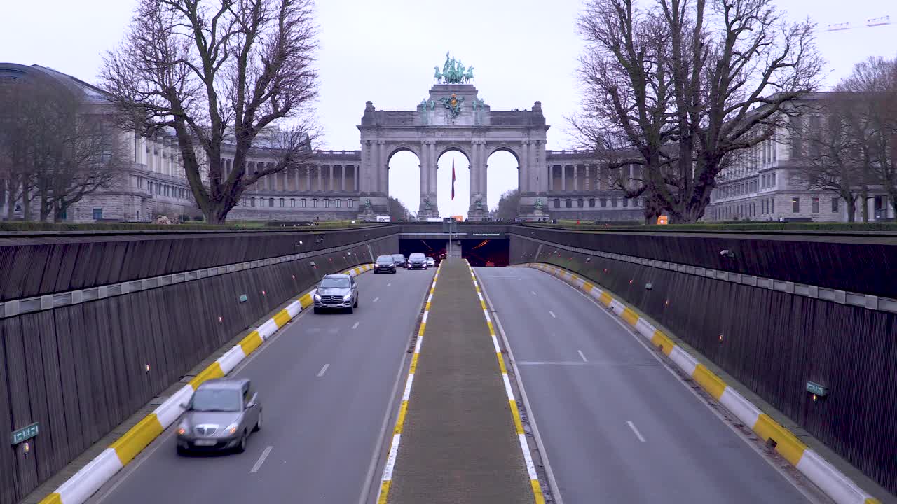 在比利时布鲁塞尔的一个冬日里，经过Cinquantenaire拱门的车辆视频下载