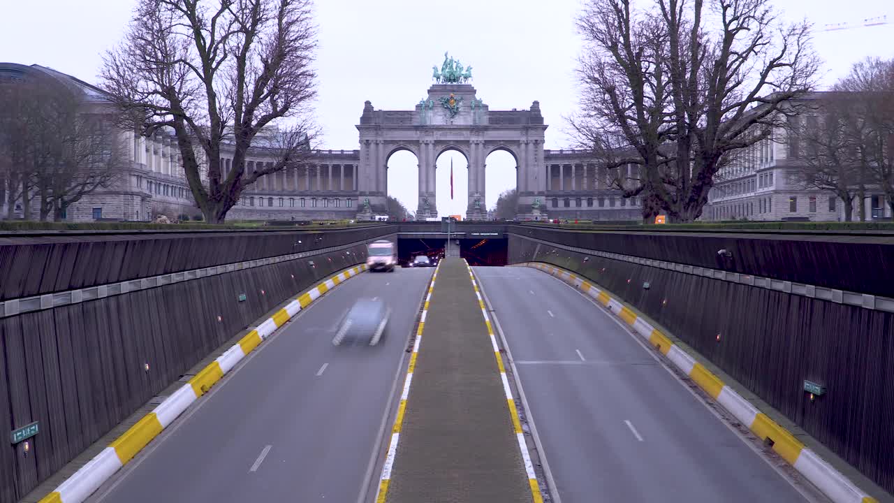 在比利时布鲁塞尔的一个冬日里，经过Cinquantenaire拱门的车辆视频下载
