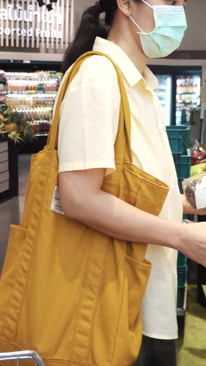 亚洲妇女使用可重复使用的袋子购物杂货店视频下载