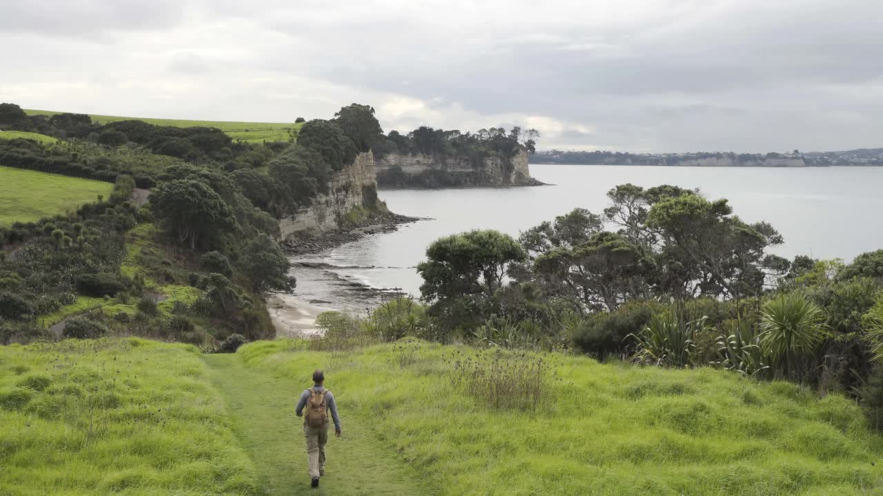徒步旅行者在美丽的风景中行走。视频素材