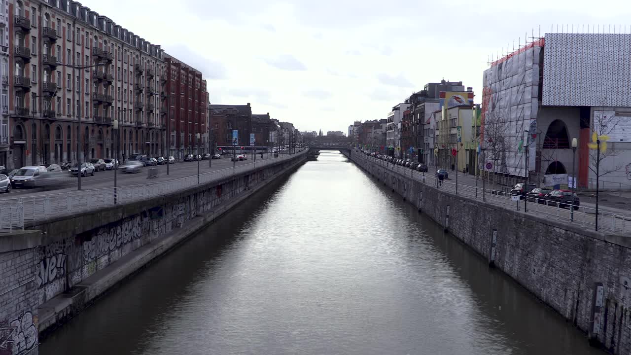 布鲁塞尔运河的交通视频下载
