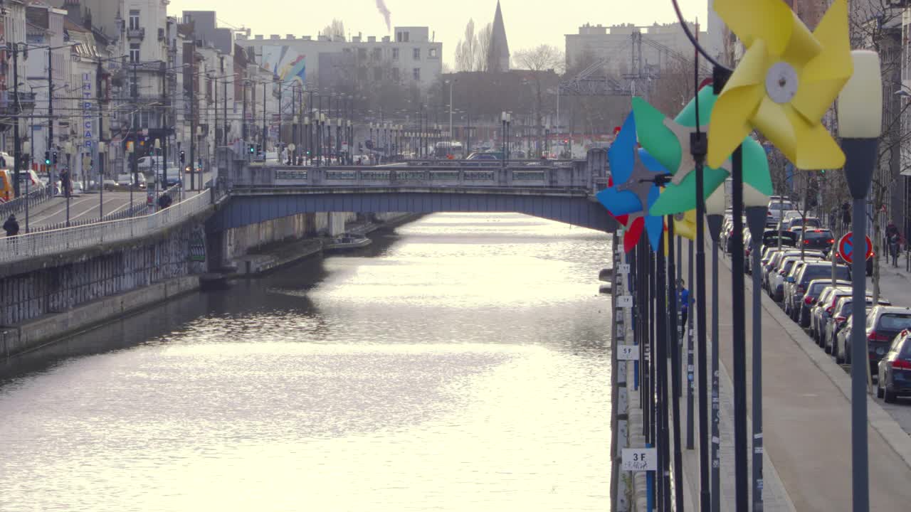 风车在布鲁塞尔运河边随风飘扬视频下载