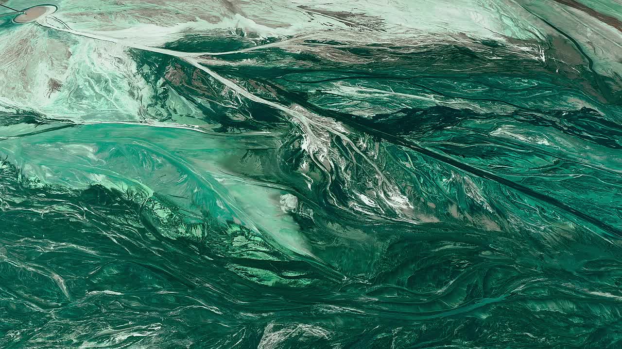 从上面看到的未来天王星的蓝绿色表面。由土壤和岩石组成的复杂图案视频素材