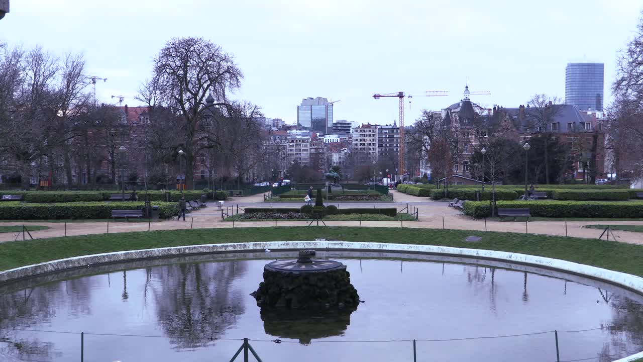 冬天，人们在布鲁塞尔的公园里散步视频下载