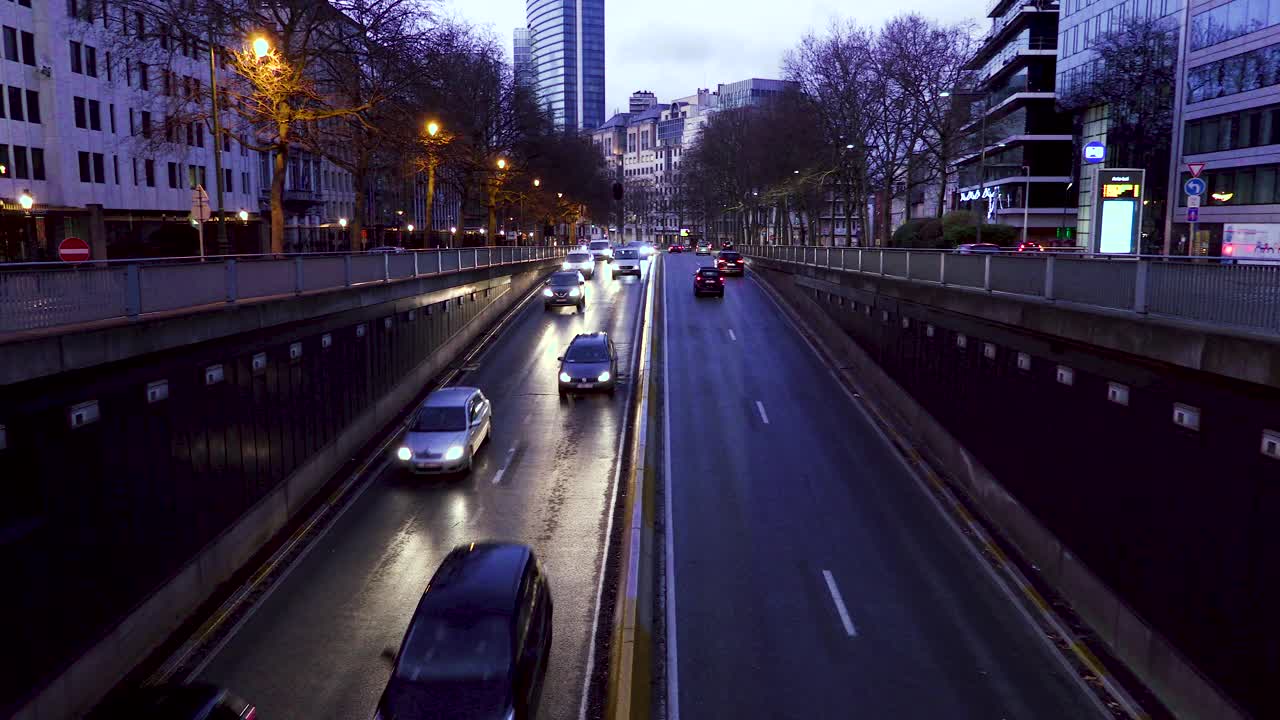 在比利时布鲁塞尔的一个冬天，车辆通过一条潮湿的高速公路视频下载