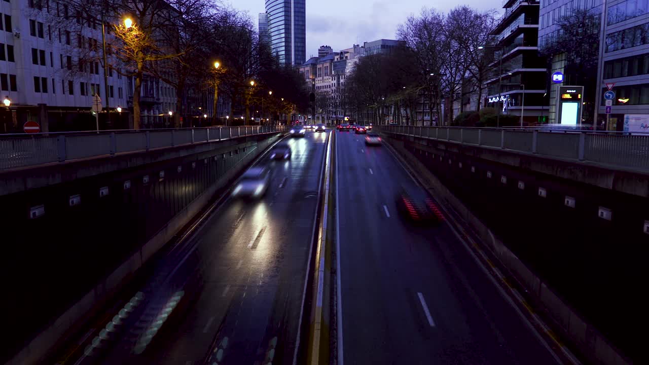 在比利时布鲁塞尔的一个冬天，车辆通过一条潮湿的高速公路视频下载