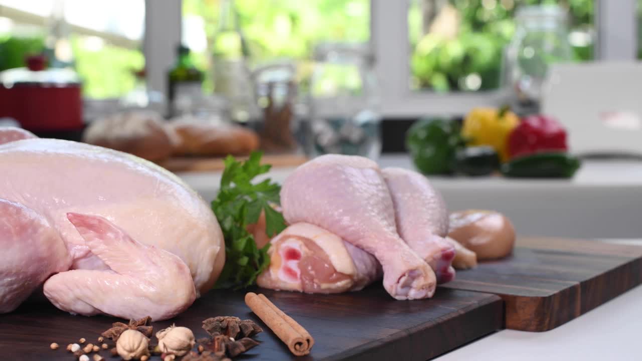 新鲜的生鸡肉和烹饪材料在厨房的木板上视频下载