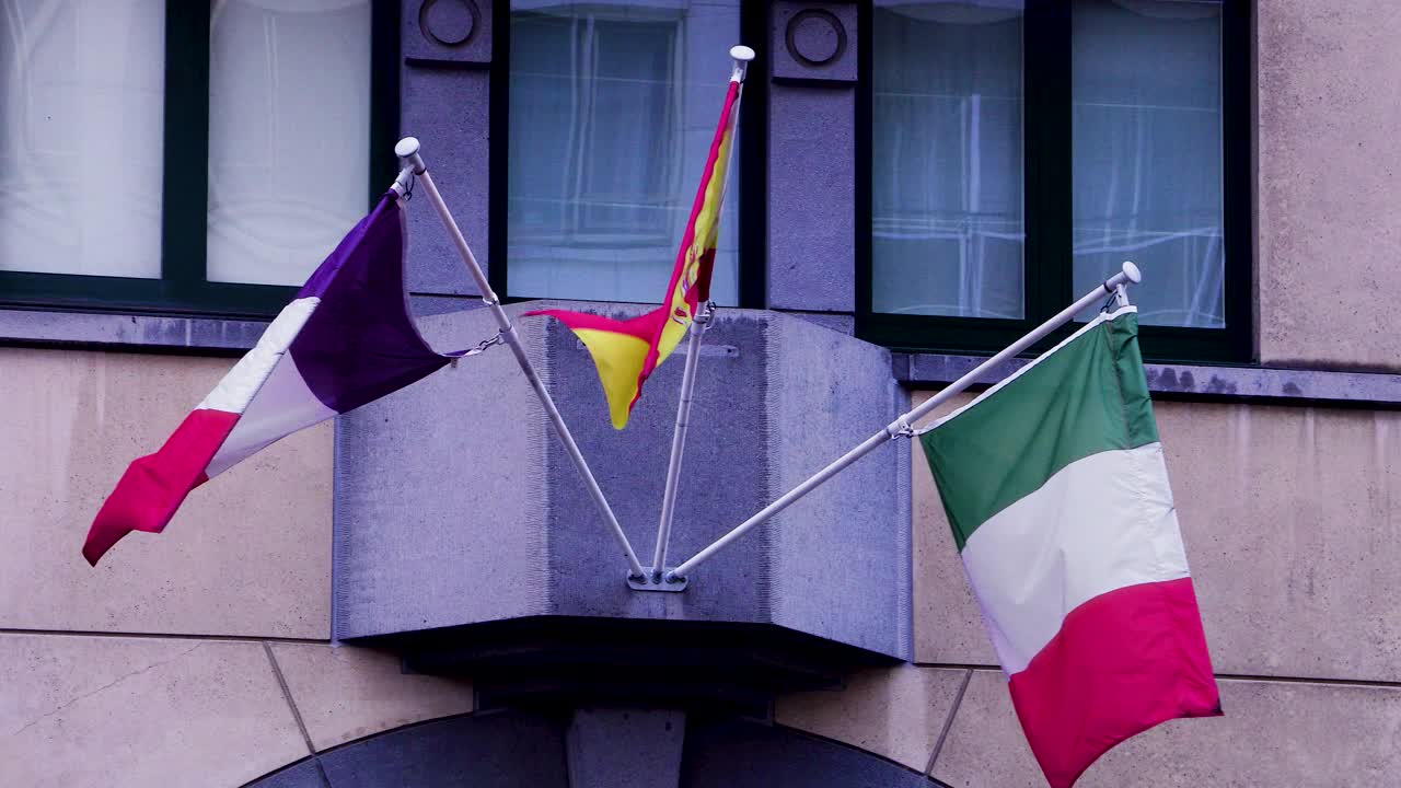 欧盟议会外，欧盟成员国的旗帜随风飘扬视频下载