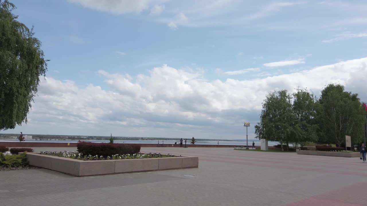 伏尔加格勒，俄罗斯- 2021年5月9日:伏尔加格勒城市堤岸，伏尔加河视频下载