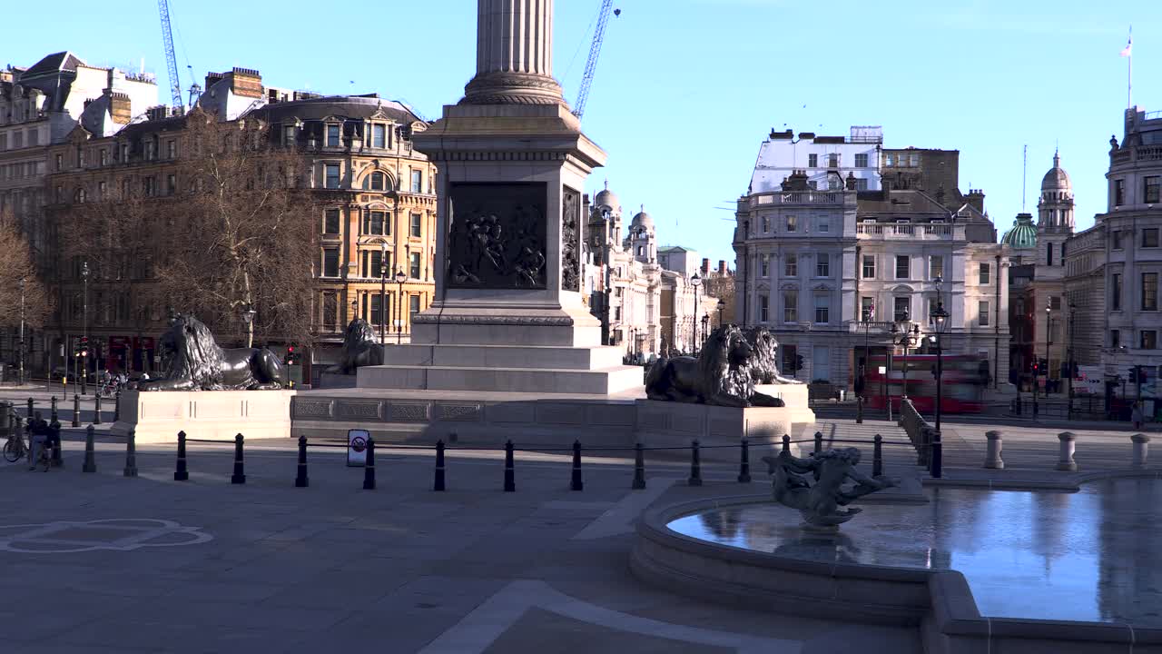 新冠肺炎封锁期间，伦敦特拉法加广场上空无一人视频下载