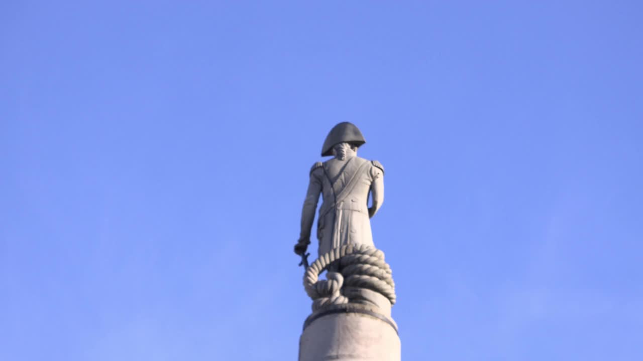 封锁期间从纳尔逊雕像到空荡荡的特拉法加广场的平底锅视频下载