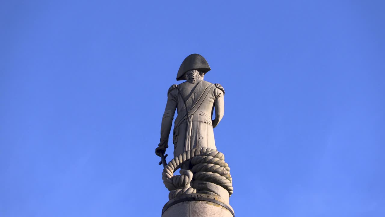 封锁期间从纳尔逊雕像到空荡荡的特拉法加广场的平底锅视频下载