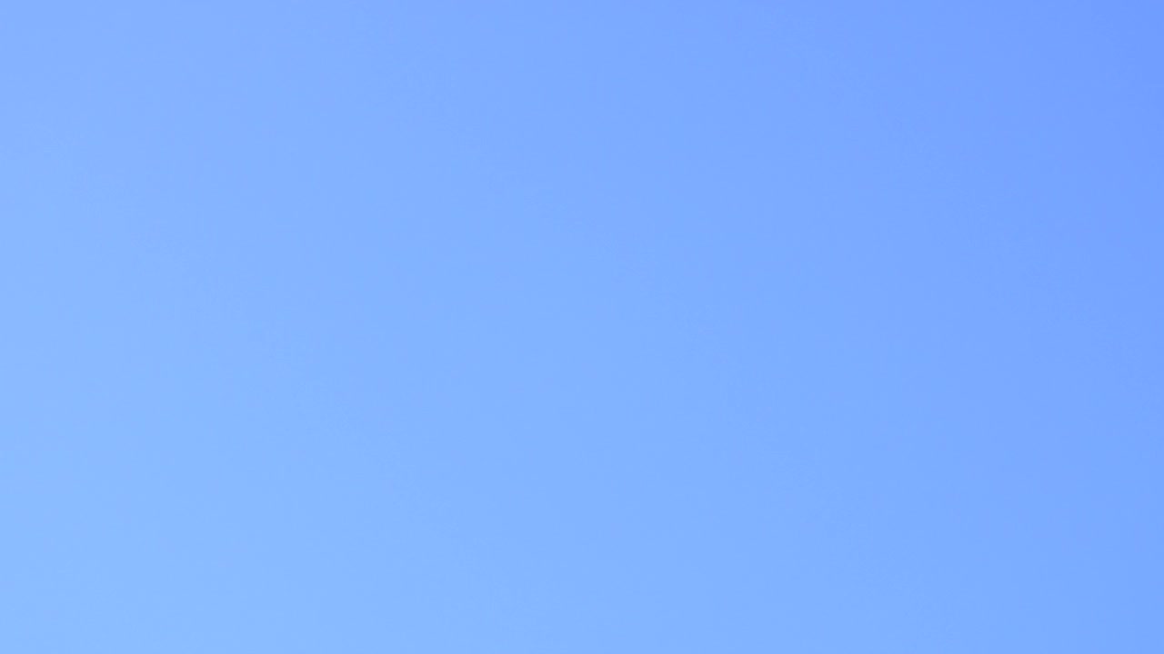 从湛蓝的天空下到特拉法加广场上的纳尔逊雕像视频下载