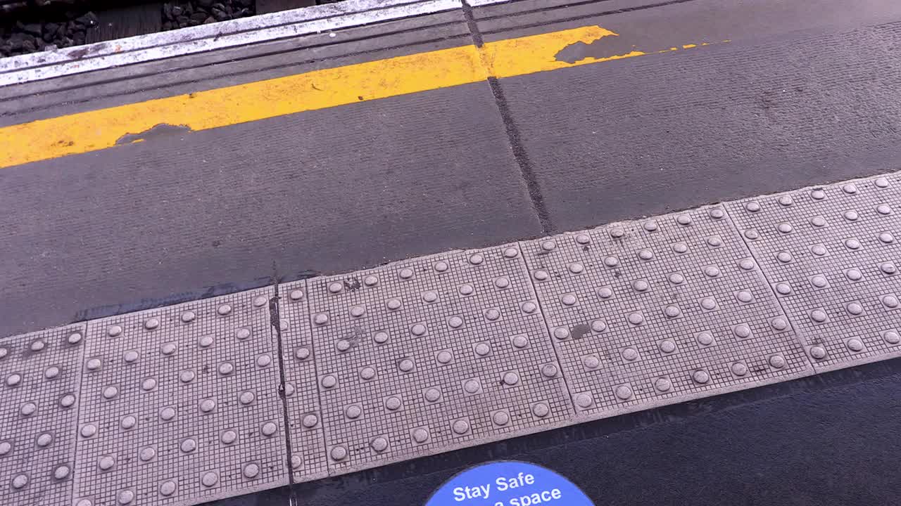 平移拍摄了一个火车站的社交距离标志视频下载