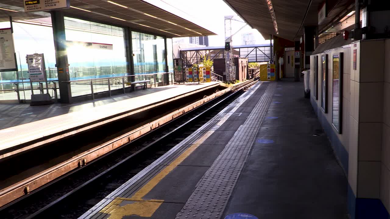 平移拍摄了一个火车站的社交距离标志视频下载