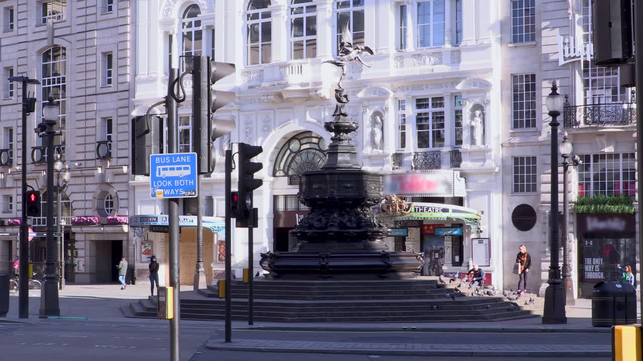 公共汽车经过，皮卡迪利广场的爱神雕像在封锁期间被清空视频下载