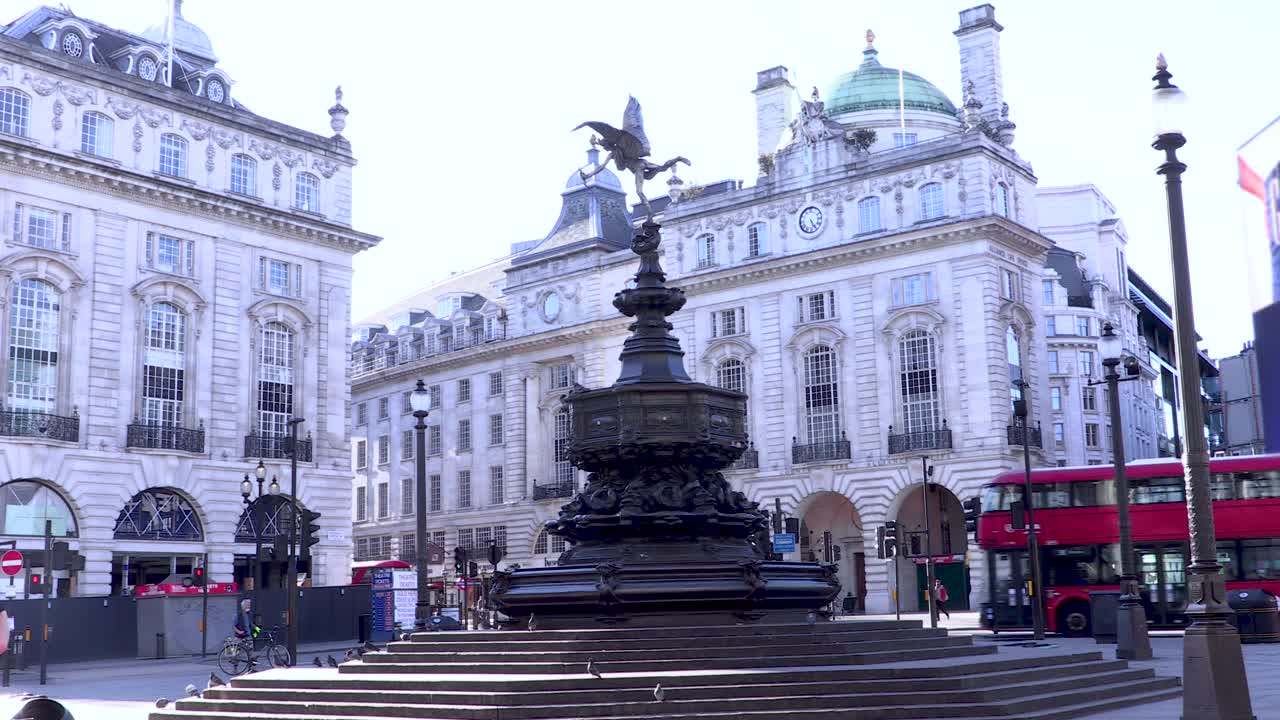 皮卡迪利广场上的爱神雕像在封锁期间的一段时间视频下载
