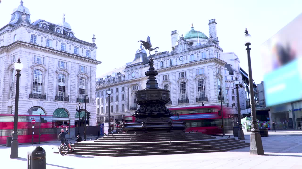 皮卡迪利广场被封锁期间的一个空的爱神雕像视频下载