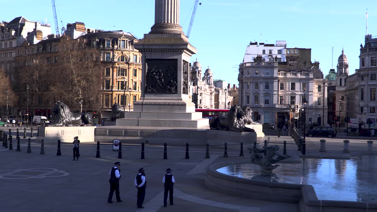 在封锁期间，警察穿过空荡荡的特拉法加广场视频下载