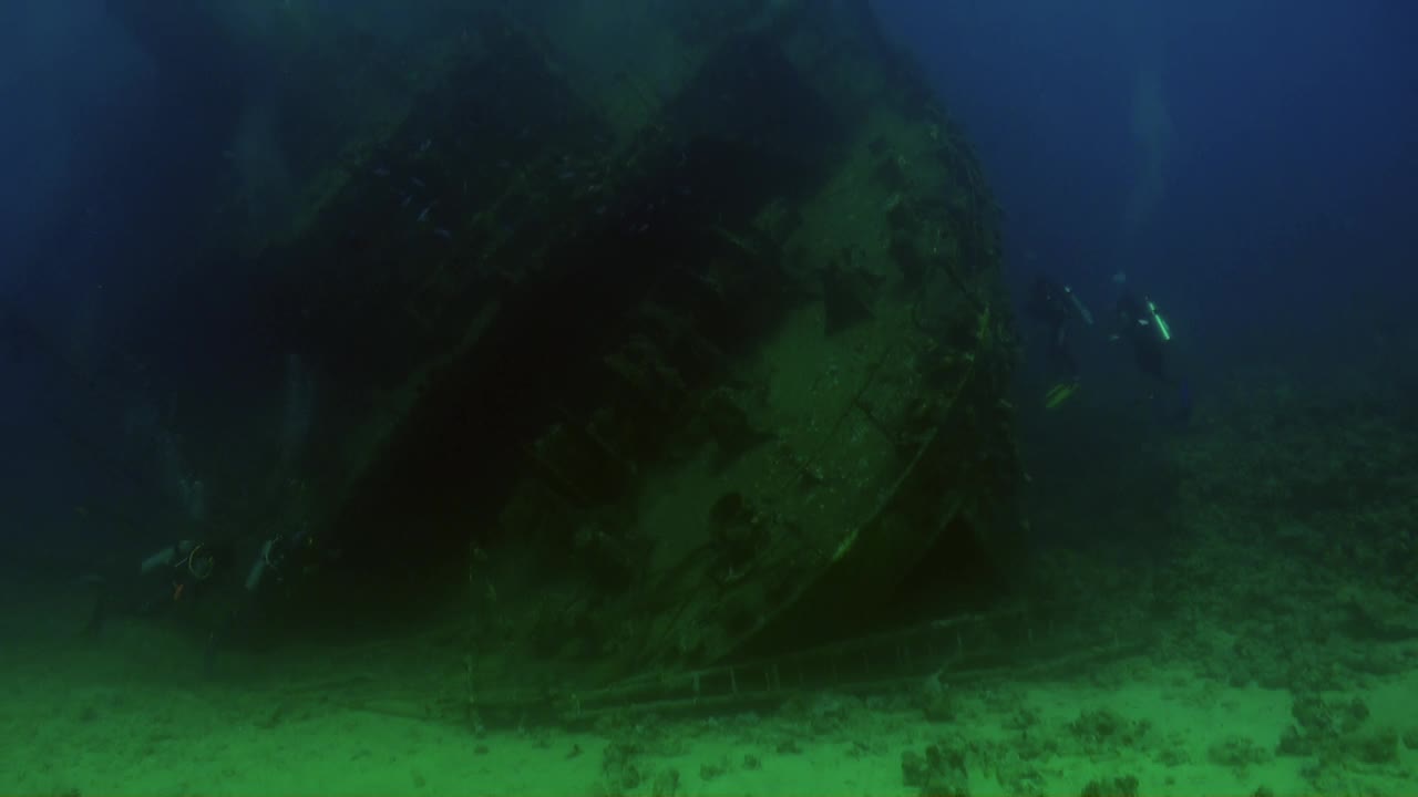 潜水员在红海的阿布努哈斯珊瑚礁沉船附近。视频下载