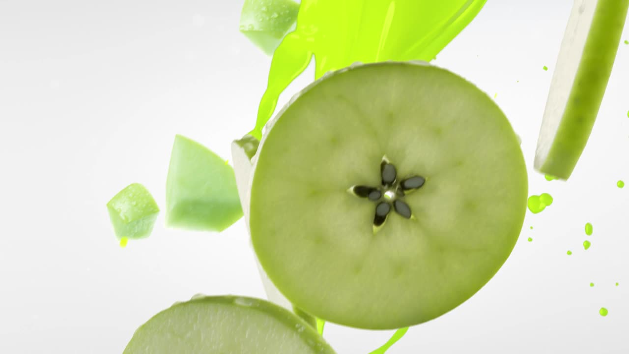 绿色的苹果与片落在白色的背景视频下载