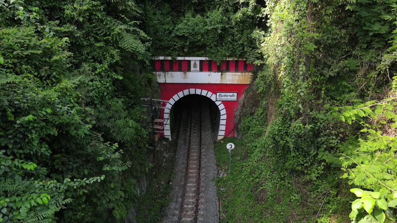 泰国火车通过当地隧道的山中心视频下载