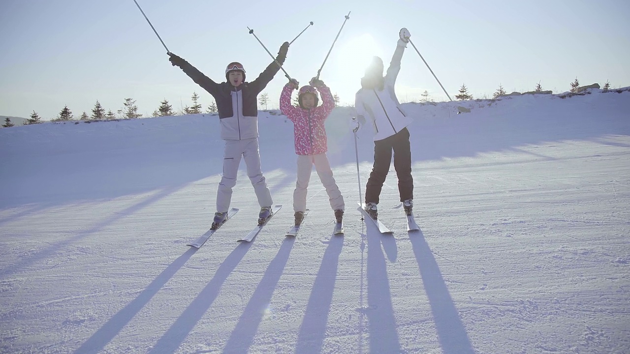 幸福的年轻家庭在滑雪胜地放松，4K视频素材