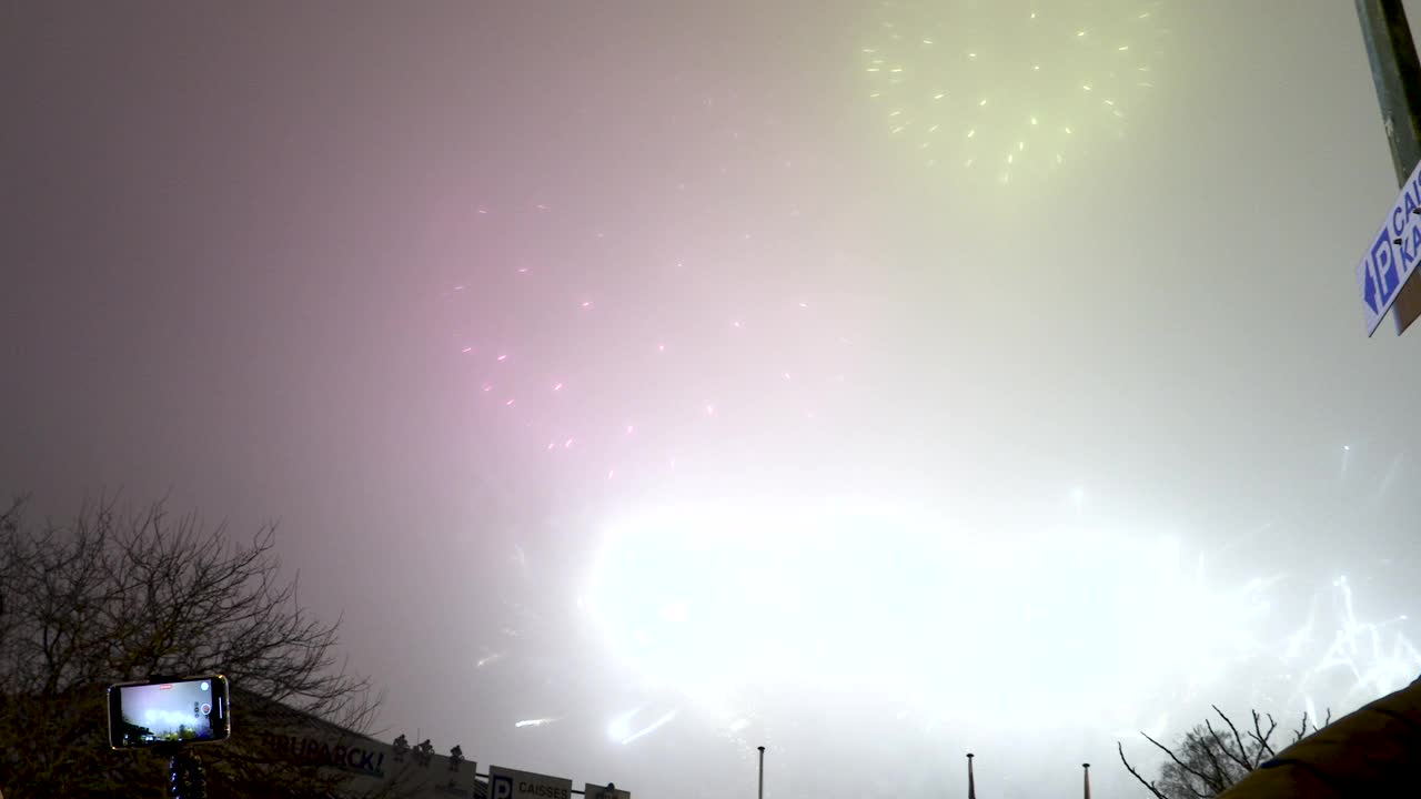 在布鲁塞尔，人们用手机记录新年前夜的烟花视频下载