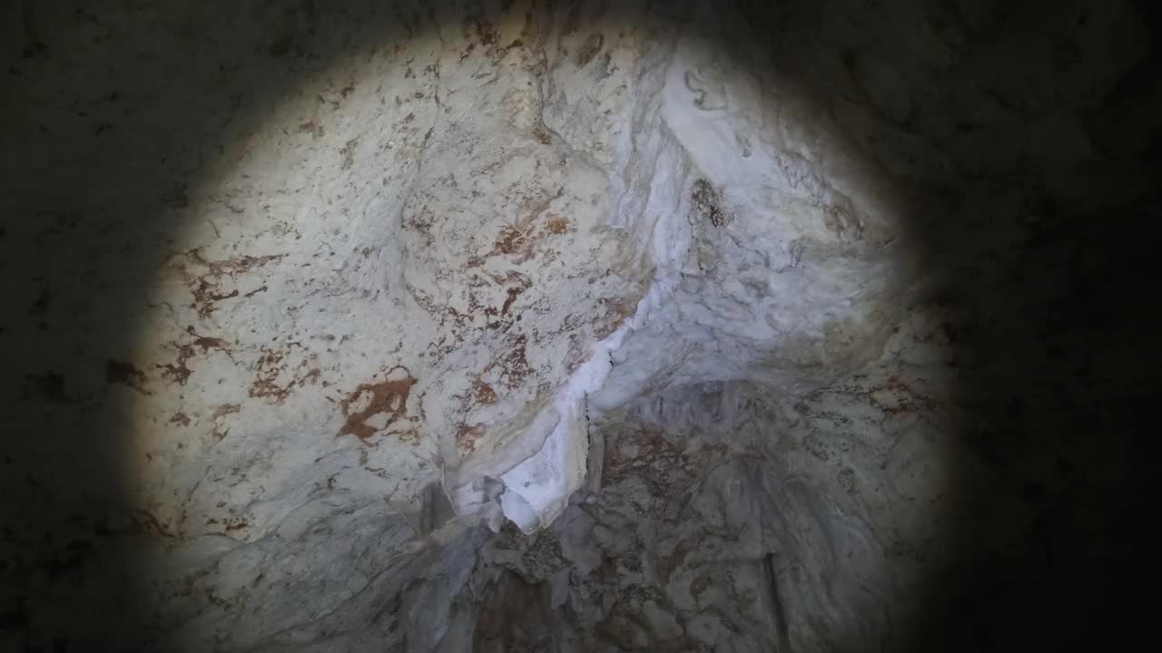 在非洲，用灯笼的光探索有钟乳石的黑暗洞穴视频下载