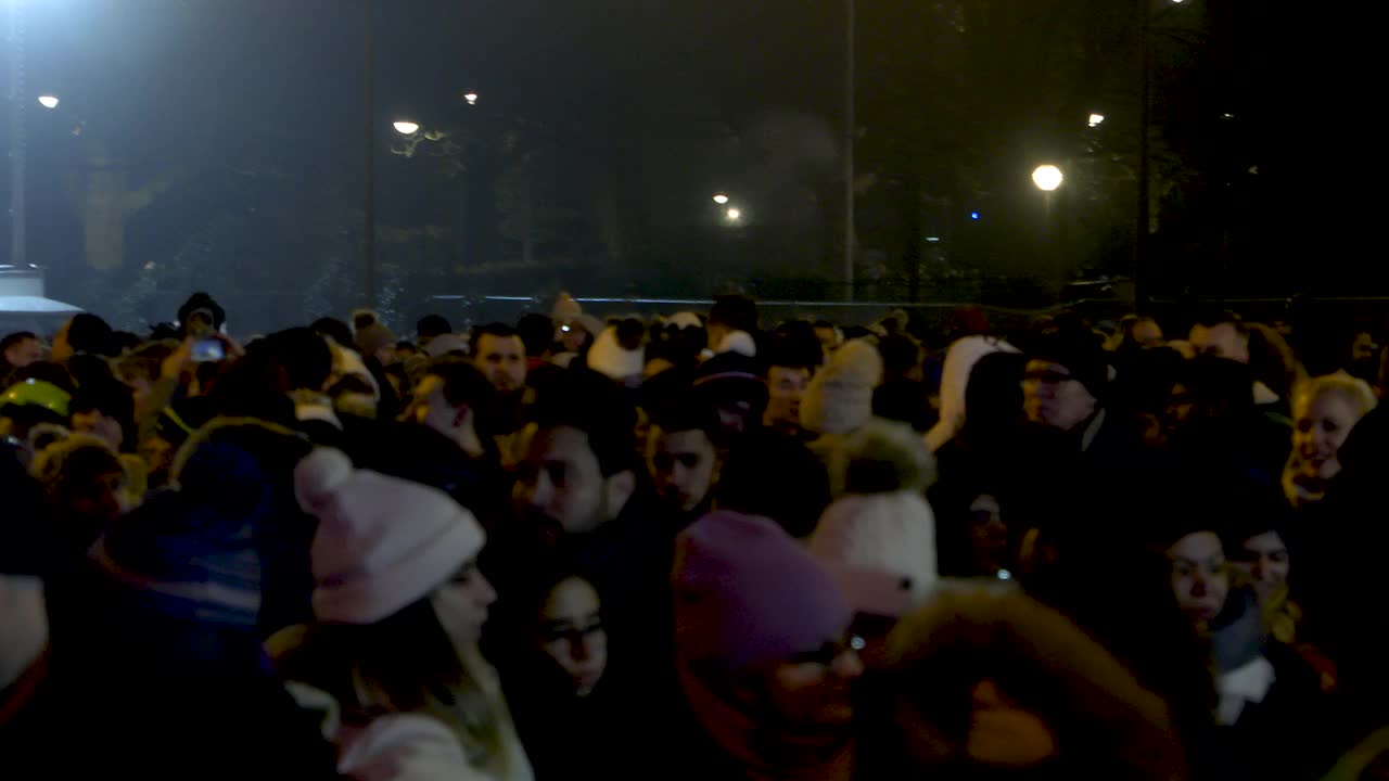 新年前夕，布鲁塞尔的人们聚在一起观看烟花视频下载