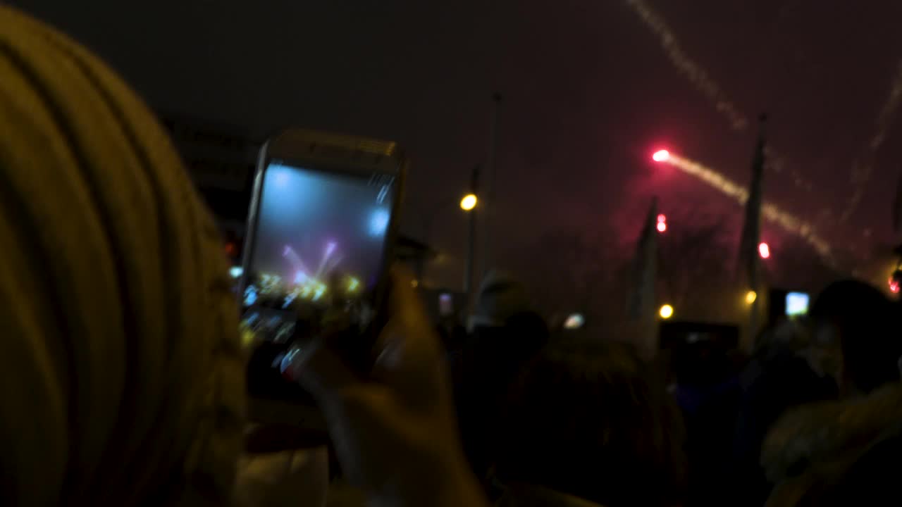 在布鲁塞尔，人们用手机记录新年前夜的烟花视频下载