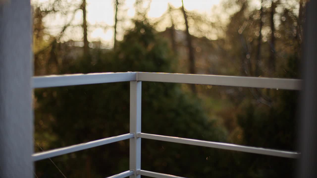一个人在下雨时打开阳台门的特写用4K拍摄视频下载