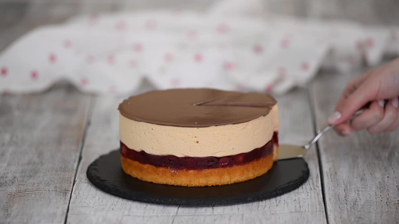 美味的自制樱桃蛋糕配焦糖慕斯和海绵蛋糕层。视频下载