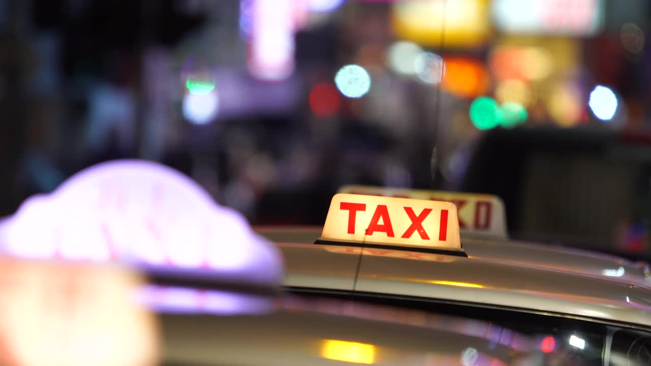 中国，香港，晚上出租车上的霓虹灯视频下载