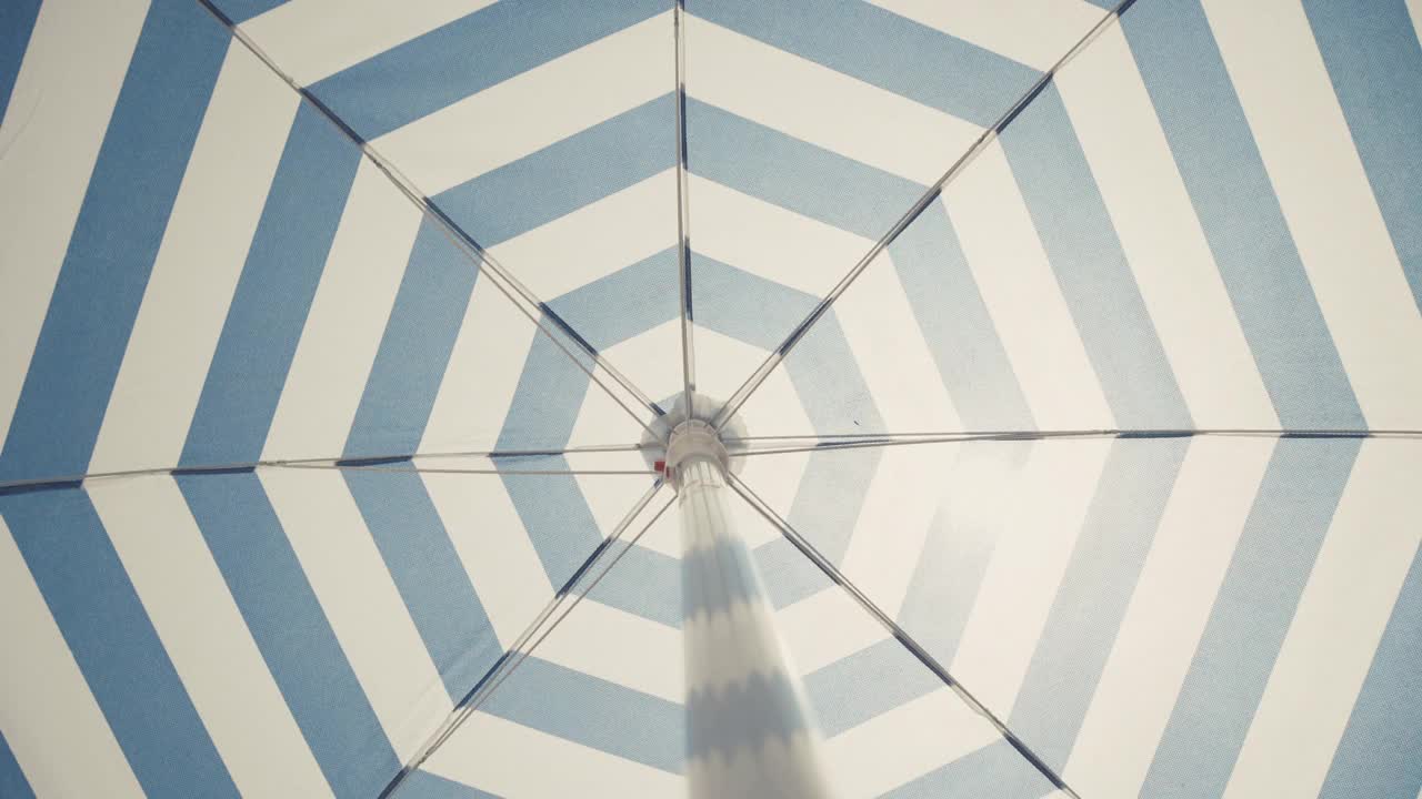 伞在夏日的烈日下旋转视频下载
