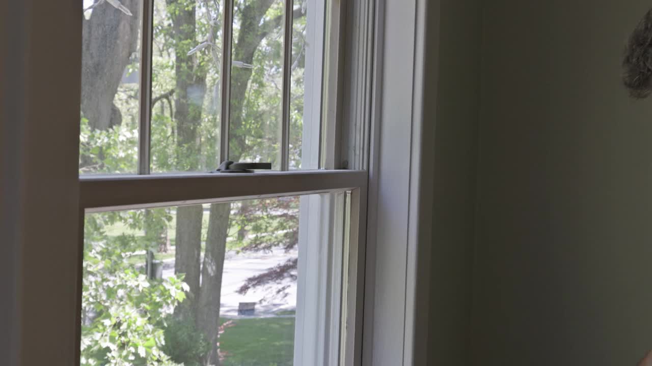 家居装修的杂工用油漆刷一扇窗框视频下载
