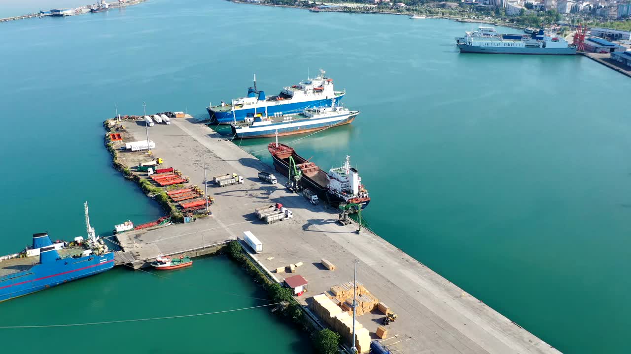 一艘货轮在一个国际港口装载谷物的超影像。视频下载