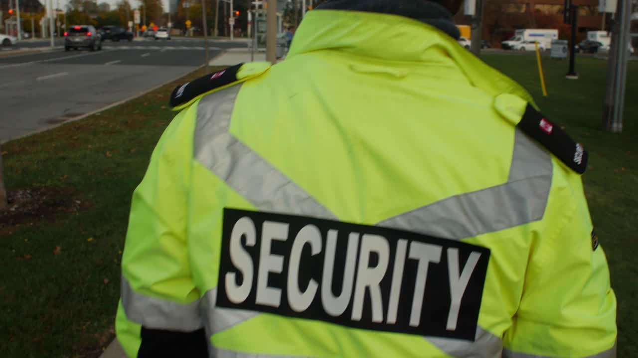 穿着制服在商业区巡逻的保安视频下载