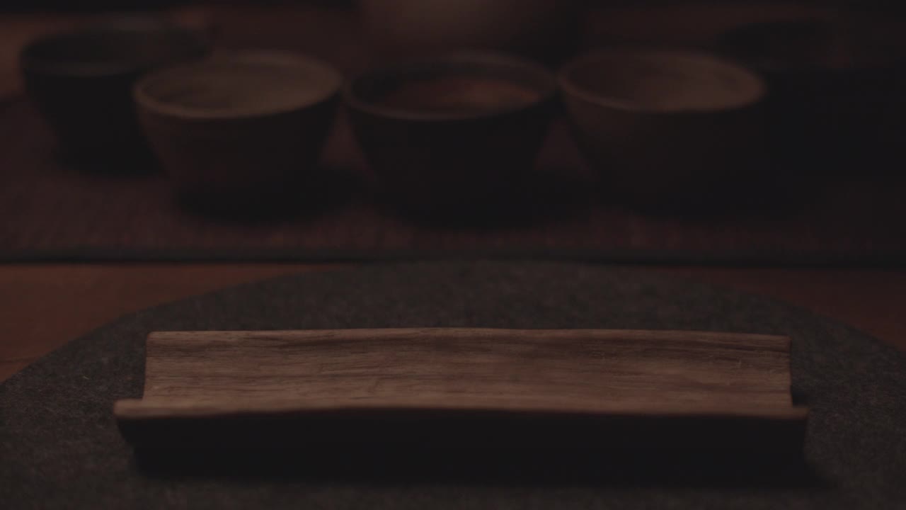 男子小心地将茶叶放在一个长方形的盘子上的特写镜头视频下载