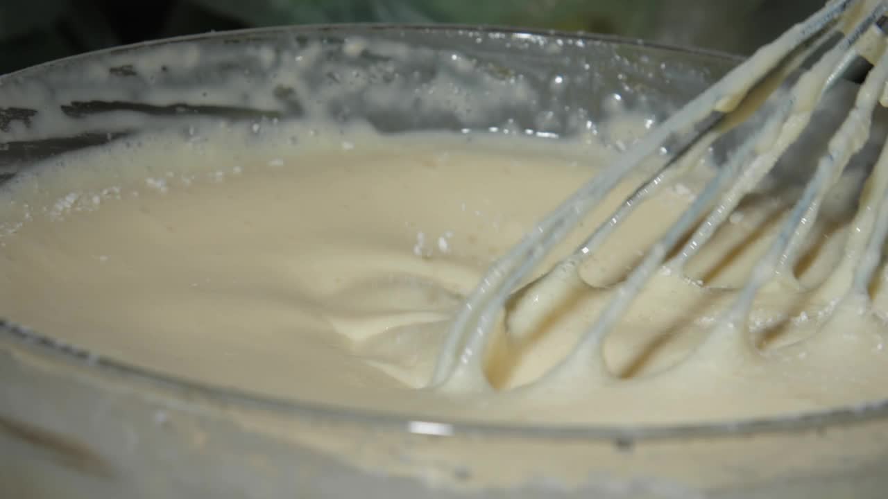 家庭主妇把白煎饼面团和面粉混合在碗里视频下载