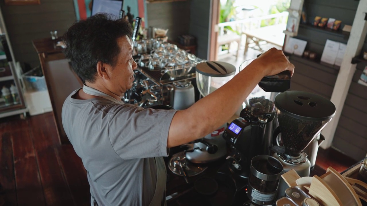 咖啡师正在装咖啡研磨机视频下载